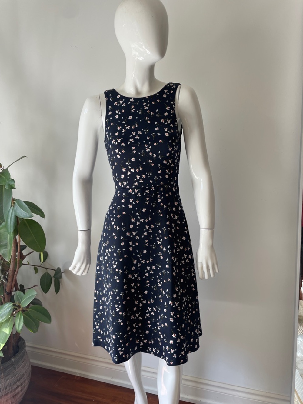 Banana Republic Floral Midi Dress Navy White Fit and Flare Size 4 - Picture 2 of 9